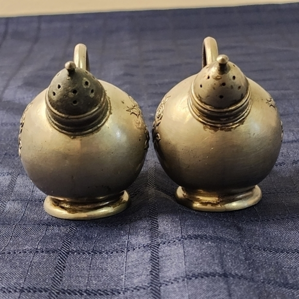 Vintage Metal Reg' D. Design Made In Japan Salt And Pepper Shakers